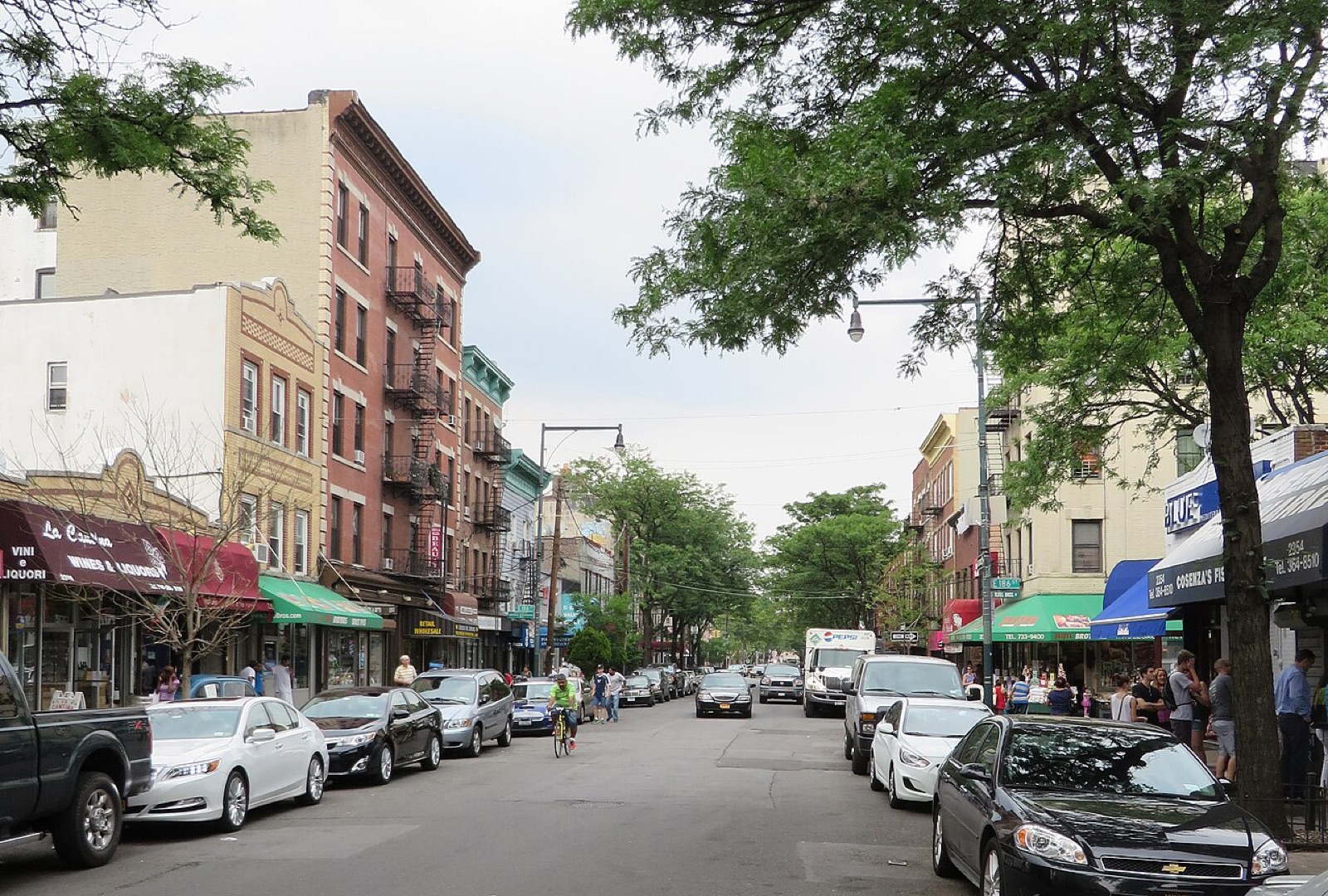 Arthur Avenue midis 184 dhe 186 Streets në Bronks — shtylla tregtare e Belmont-it, e ndarë nga bizneset shqiptare dhe italo-amerikane.