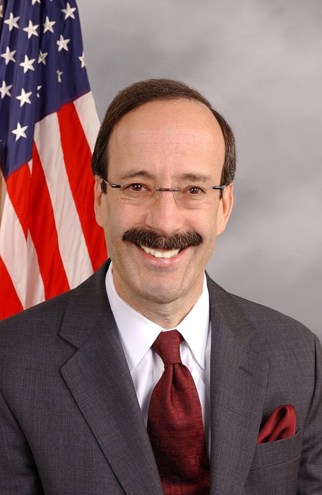 Kongresisti Eliot Engel, portret zyrtar i Kongresit — kongresisti i Bronksit distrikti i të cilit mbulonte Belmont-in dhe që u bë aleati më i qëndrueshëm i kauzës shqiptare në Kongres për tridhjetë vjet.