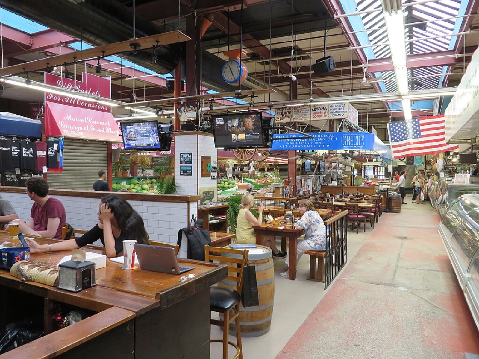 Arthur Avenue Retail Market në Bronks — tregu i mbyllur që ka ankoruar tregtinë e ushqimit të Belmont-it për mbi tetëdhjetë vjet.