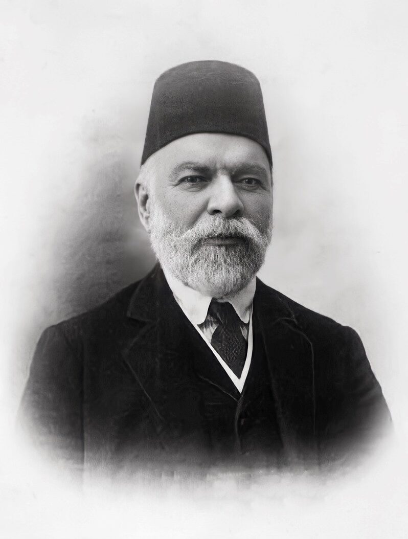 Ismail Qemali (1844–1919) — burrë shteti osman që shpalli pavarësinë shqiptare në Vlorë më 28 nëntor 1912.