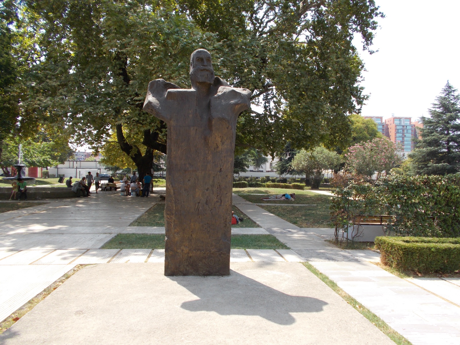 Bust i Fan Nolit në Tiranë.