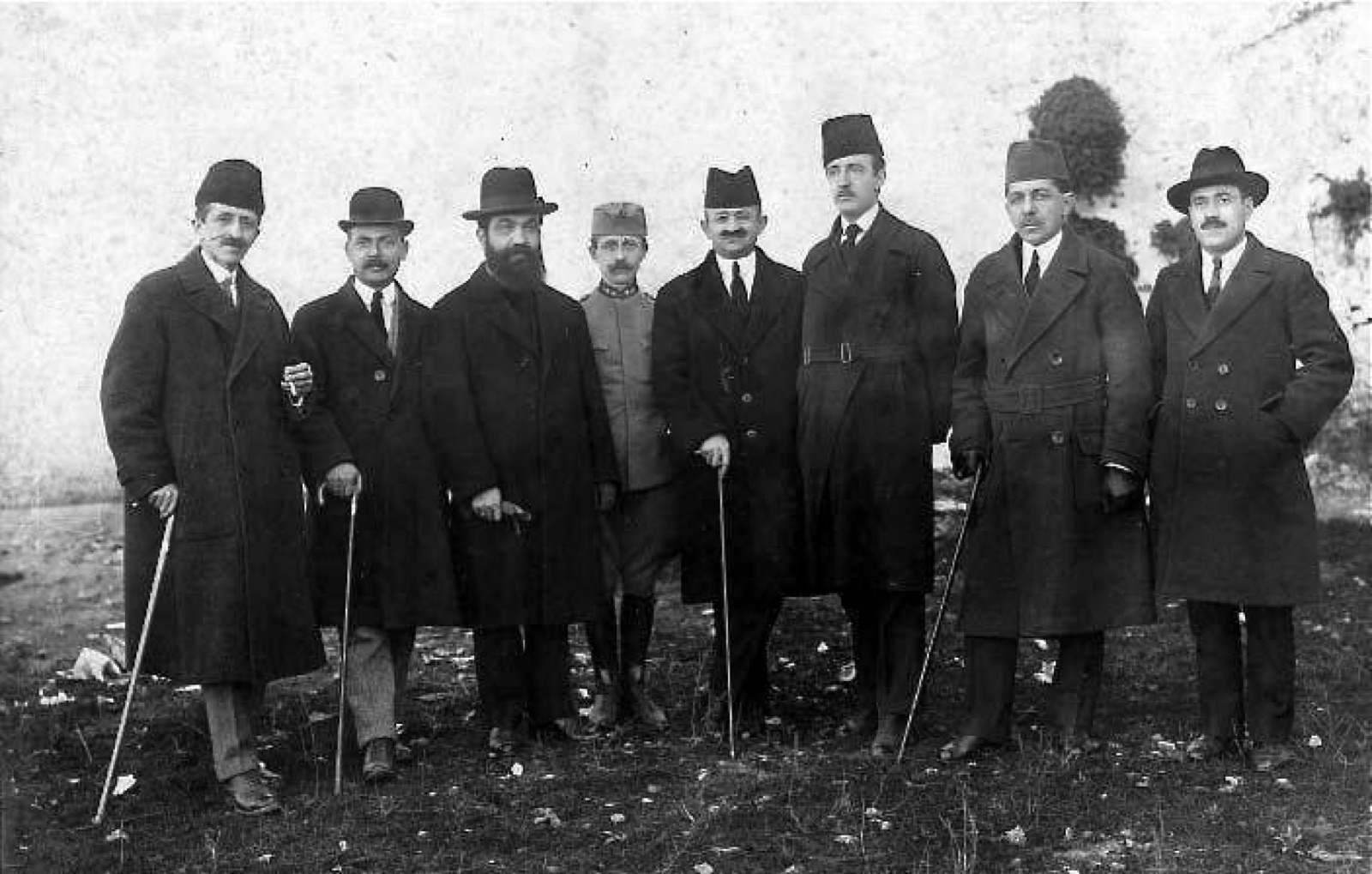 Kabineti i dhjetorit 1921 i Shqipërisë (Kabineti Ypi) — Fan Noli i treti nga e majta, tre vjet para mandatit të tij të shkurtër si kryeministër.