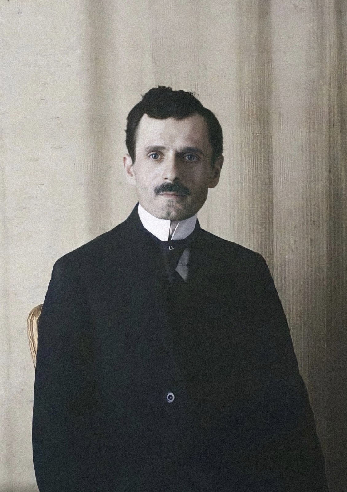Midhat Frashëri, fotografuar në Paris në 1920, njëzet e nëntë vjet para se të kryesonte Komitetin për një Shqipëri të Lirë.