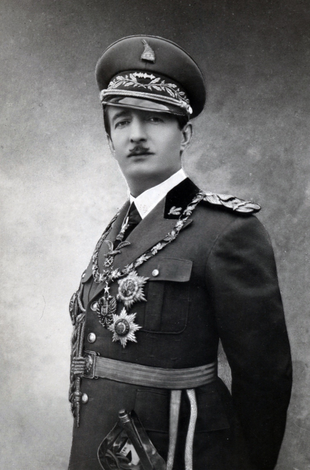 Mbreti Zog I i Shqipërisë, portret formal, prill 1939.
